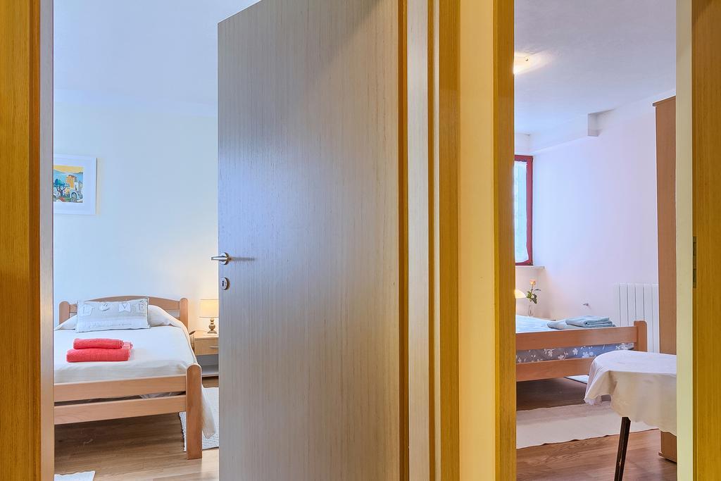Apartments Valoda Nedeščina Bagian luar foto